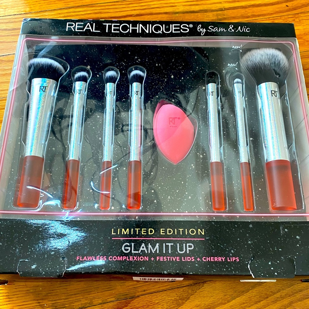 Real Techniques Limited Edition GLAM IT UP brush set w/ makeup sponge NEW IN BOX
